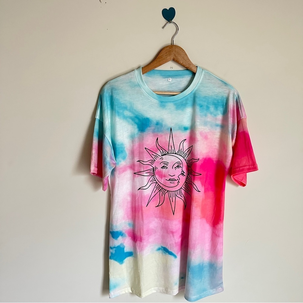 👉 Unisex Tie-Dye Sun Face Graphic Tee – Size S & M